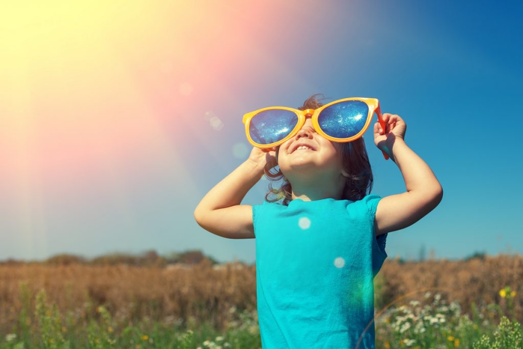 Child wearing an oversized sunglasses